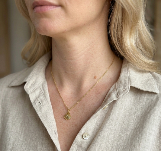 The Twisted Singapore Charm Chain